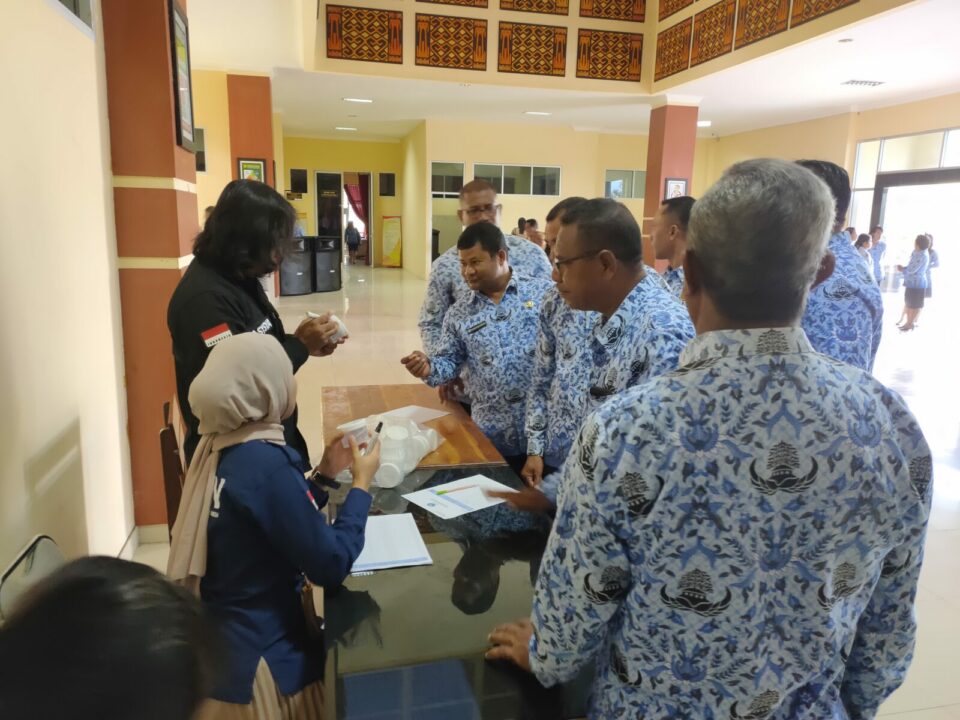Tes Urine Narkoba untuk Deteksi Dini kepada Pejabat dan Pegawai di Lingkungan Kerja Dinas PUPR Provinsi NTT dalam rangka Implementasi RAN P4GN