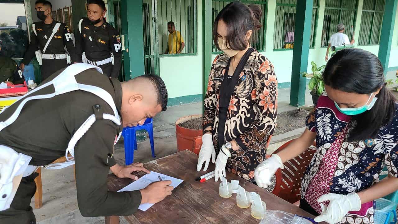 Driver dan Petugas Pengamanan Rombongan Presiden RI Melaksanakan Tes urin WhatsApp Image 2022 04 06 at 9.44 .14 AM 2