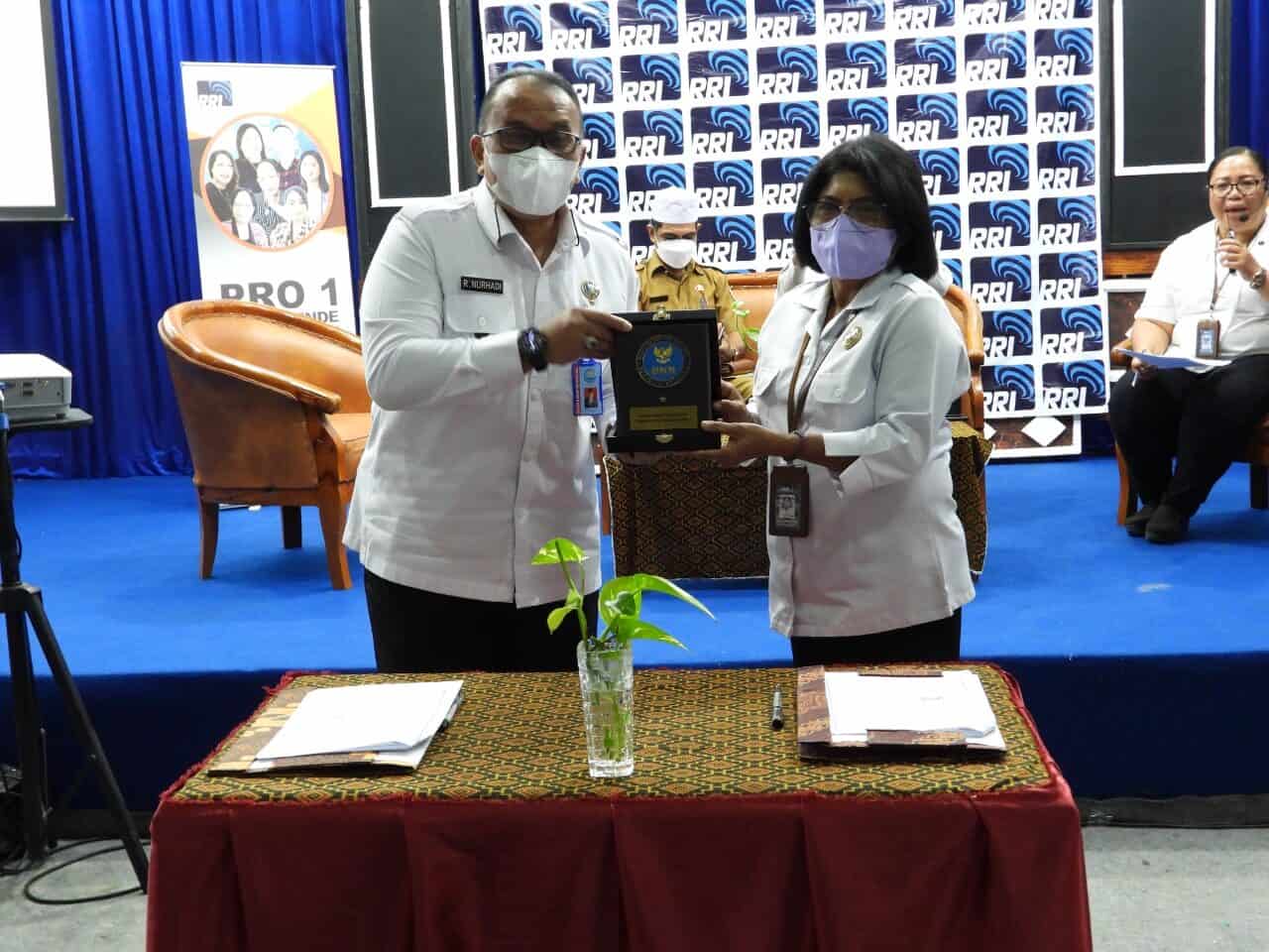 Penandatanganan PKS antara BNNP NTT dan LPP RRI Ende WhatsApp Image 2022 04 27 at 9.42 .26 AM