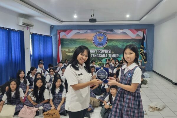 FIELD TRIP DI BNN PROVINSI NTT, SISWA/I SEKOLAH DIAN HARAPAN KUPANG DIBEKALI PEMAHAMAN BAHAYA NARKOBA SEJAK DINI