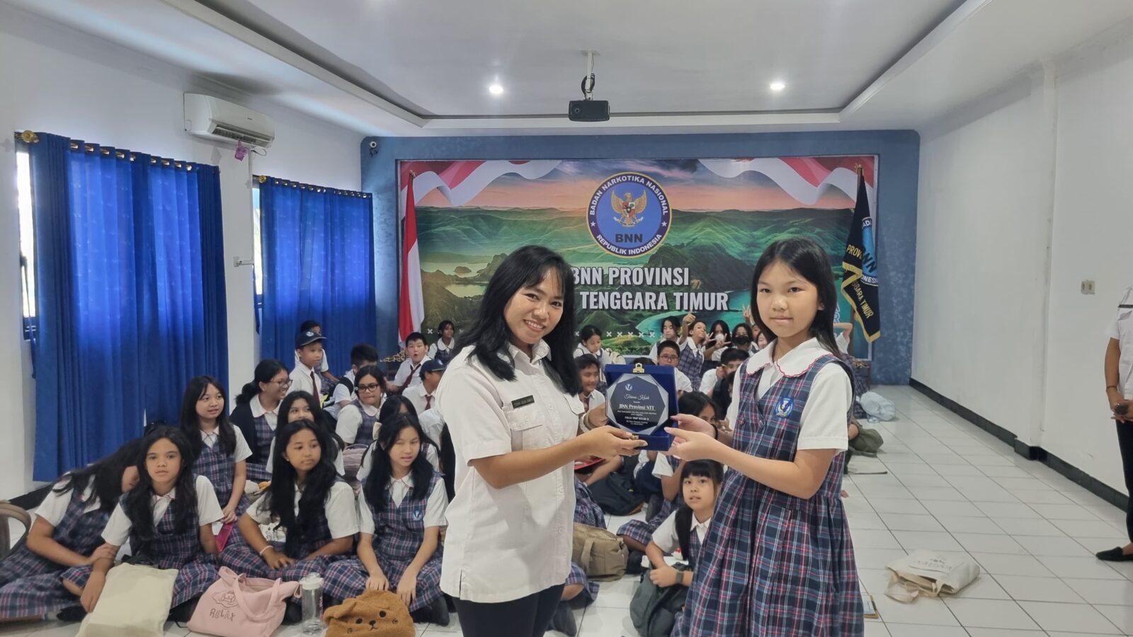 FIELD TRIP DI BNN PROVINSI NTT, SISWA/I SEKOLAH DIAN HARAPAN KUPANG DIBEKALI PEMAHAMAN BAHAYA NARKOBA SEJAK DINI FIELD TRIP DI BNN PROVINSI NTT, SISWA/I SEKOLAH DIAN HARAPAN KUPANG DIBEKALI PEMAHAMAN BAHAYA NARKOBA SEJAK DINI